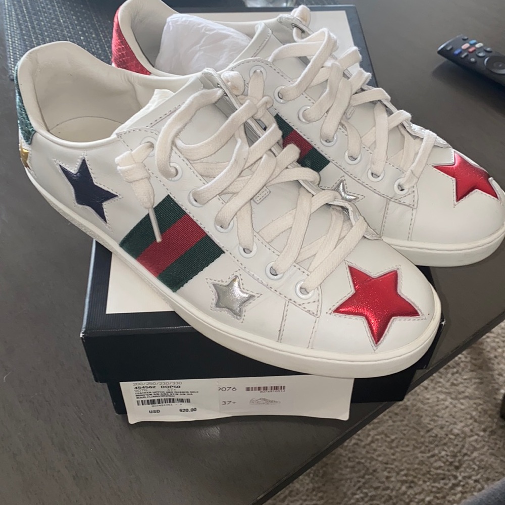 Who doesn’t love a Gucci tennis shoe ?